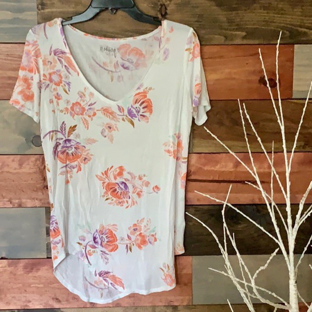❄️Sale❄️Pretty White & Floral Scoop Neck Top